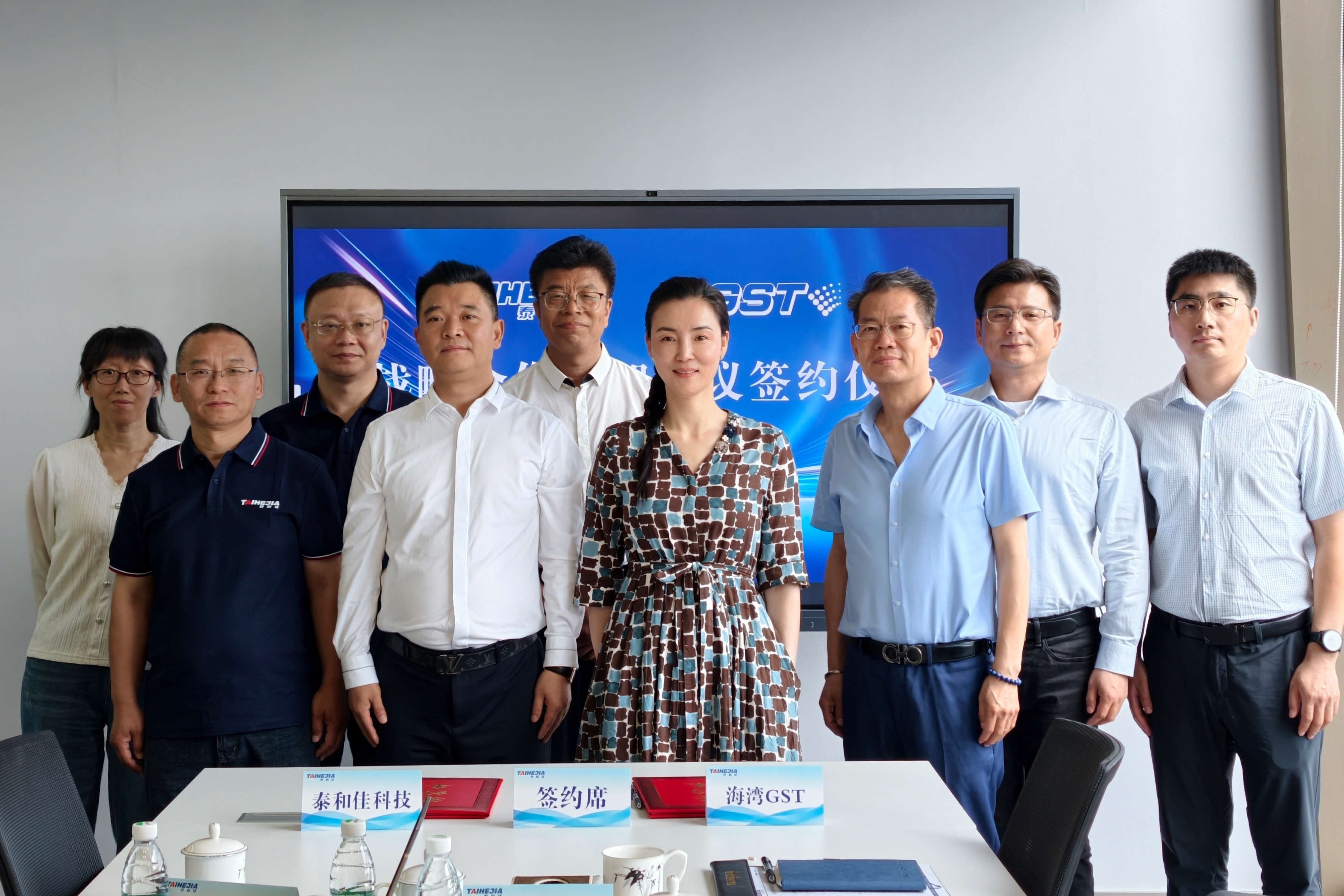 参会人员合影.jpg